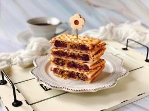 我用冲了一杯黑咖啡，给孩子们煮了豆浆，美味的早餐吃起啦吧！当作下午茶也不错哦～