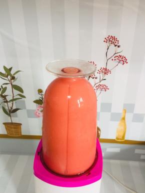 放入榨汁机中搅打成西瓜汁儿！（也可以利用打蛋器来搅拌，不过会把西瓜汁儿弄的到处都是，还要辛苦的清理！）