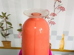 放入榨汁机中搅打成西瓜汁儿！（也可以利用打蛋器来搅拌，不过会把西瓜汁儿弄的到处都是，还要辛苦的清理！）