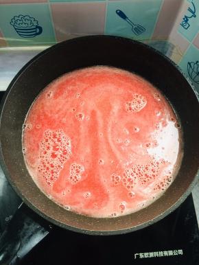 开火，榨好的西瓜汁儿倒入锅中！