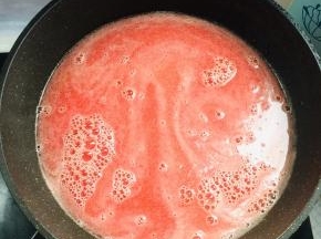 开火，榨好的西瓜汁儿倒入锅中！