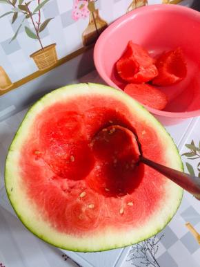 用勺子把西瓜果肉挖出来！
