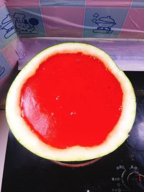 把煮好的西瓜汁儿倒入西瓜壳中，放入冰箱冷藏三个小时左右！