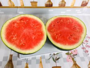 对半切开！（今天做这个果冻只需要半个西瓜就够了，剩下的一半用保鲜膜封住，放在冰箱冷藏保存！）