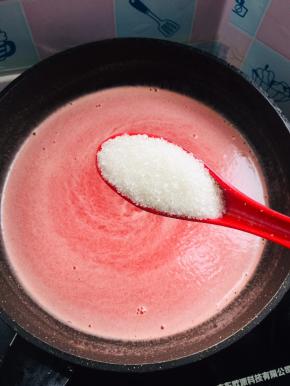 加入4大勺白糖搅拌成融化！