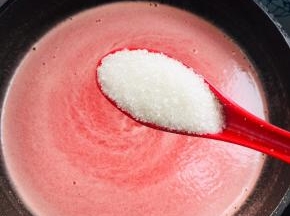 加入4大勺白糖搅拌成融化！