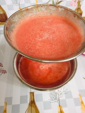 过滤一遍，让西瓜汁儿更细腻！