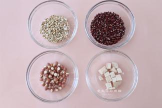 准备好食材，薏米要提前炒一下，这样才不会过寒，红豆和赤小豆不一样，不要买错了哦。