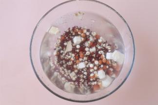 将所有食材清洗一遍后，用热水浸泡半小时，再捞出来沥干水分。