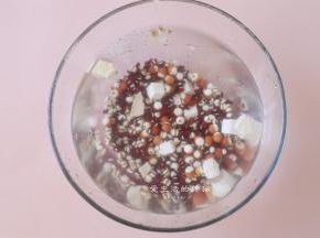 将所有食材清洗一遍后，用热水浸泡半小时，再捞出来沥干水分。