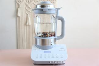 将清水注入壶内，水位到1000ml就可以了，这样是比较清爽的口感。