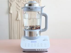 将清水注入壶内，水位到1000ml就可以了，这样是比较清爽的口感。