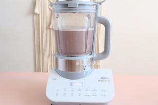 盖上破壁机的盖子，启动米糊键，大约用时18分钟即可完成，这款奥克斯的破壁机噪音不大，做出来的米糊口感很细腻，没有破壁机，用家里的豆浆机也可以，也可以直接用高压锅煮成粥也可以的。