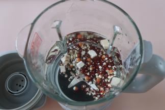 将四种食材捞出来放在奥克斯破壁机里面。