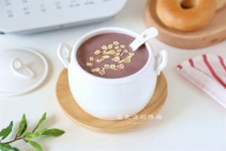 好喝的祛湿饮就这样做好了，一家老小都可以喝，但是要注意一下饮食时间哦，最好在早饭后，午饭之前饮用效果最佳，因为上午这个时段是胃、脾经相继开始工作的时段，在这个时间食用薏米芡实红豆粥则可以起到事半功倍的效果。