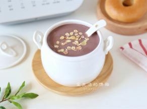 好喝的祛湿饮就这样做好了，一家老小都可以喝，但是要注意一下饮食时间哦，最好在早饭后，午饭之前饮用效果最佳，因为上午这个时段是胃、脾经相继开始工作的时段，在这个时间食用薏米芡实红豆粥则可以起到事半功倍的效果。