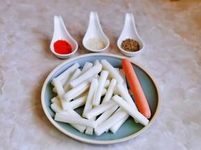 准备食材，建议用长条年糕。