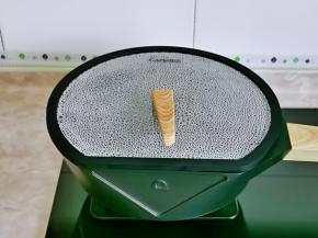 锅中加入水烧开。