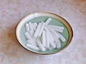 捞出过冷水备用，这样年糕口感特别好。