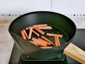 起油锅，加入火腿小火煎至微黄。