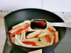 再加入蚝油，翻炒均匀。