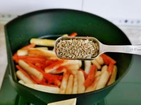 再加入依然粒，用孜然粉也可以，根据个人喜欢来。