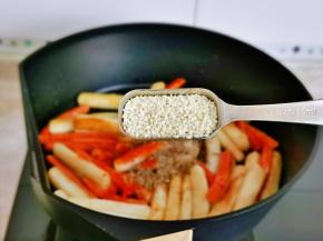 最后撒上一勺白芝麻。