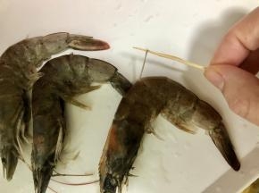 把虾用清水清洗干净，尤其是虾的虾头和虾的腹部。然后用竹签插入虾背的第二节，轻轻松松的就能把虾线完整的挑出，并且剪掉虾须。