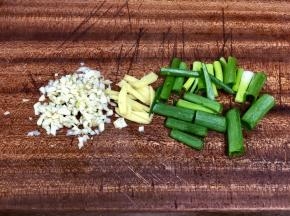 葱切成段，姜切成丝，蒜剁成蓉，备用。