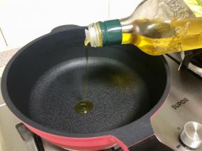 锅中加入食用油，烧至六七成热。