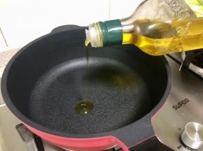 锅中加入食用油，烧至六七成热。