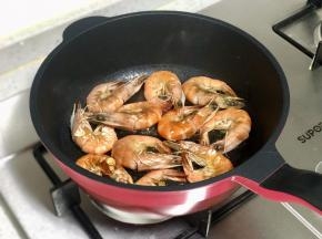 倒入大虾，翻炒均匀，使每只虾都沾上油。