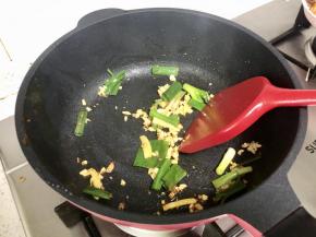 将煎好的虾盛出来备用。锅内留底油，放入姜片，葱丝，蒜末爆香。