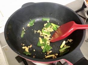 将煎好的虾盛出来备用。锅内留底油，放入姜片，葱丝，蒜末爆香。