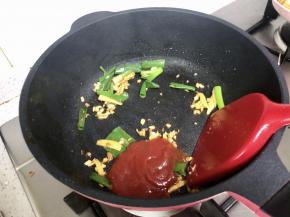 加入番茄酱略炒片刻。
