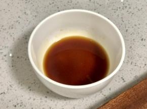 碗里加入1勺生抽，1勺料酒，1茶匙白砂糖拌匀备用。