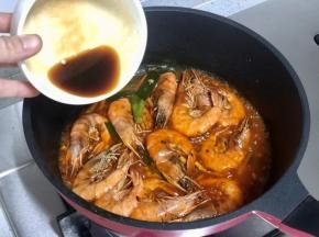 倒入调好的碗汁，翻匀。