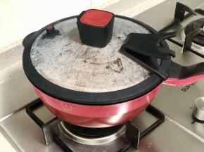 加盖焖制一会儿，焖至汤汁浓稠即可。