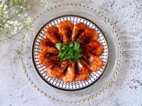 出锅摆盘，中间放一些香菜装饰，颜值和口感并存的油焖大虾就做好啦！