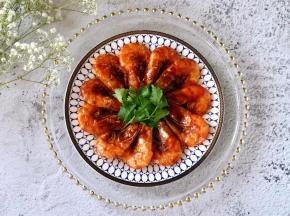 出锅摆盘，中间放一些香菜装饰，颜值和口感并存的油焖大虾就做好啦！