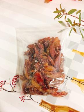 做好的水蜜桃果脯装入密封袋中，或者密封的玻璃瓶中保存！（因为纯手工制作，不添加任何防腐剂，添加剂，最好在一周内食用完！）