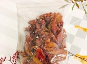 做好的水蜜桃果脯装入密封袋中，或者密封的玻璃瓶中保存！（因为纯手工制作，不添加任何防腐剂，添加剂，最好在一周内食用完！）