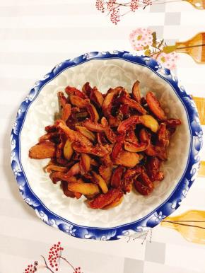 烤好的水蜜桃果脯放在干净的无水无油的容器中！