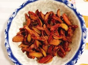 烤好的水蜜桃果脯放在干净的无水无油的容器中！