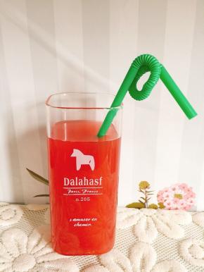 煮水蜜桃的水不要扔了，过滤一下，就是水蜜桃饮料，酸酸甜甜味道特别好喝！