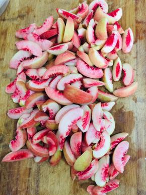 水蜜桃去核，切成小块备用！