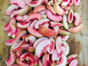 水蜜桃去核，切成小块备用！