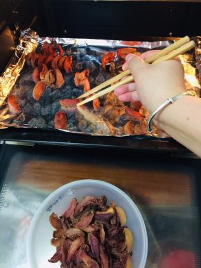 最后一个小时要随时观察水蜜桃在烤箱里的状态，看到烤的差不多了，表皮干吧了就先取出来，以免烤糊了！（水蜜桃不要烤的太干巴，外表干巴，里面有点软就可以了！这样做出来的果脯才酸甜可口又美味，不会发苦！）