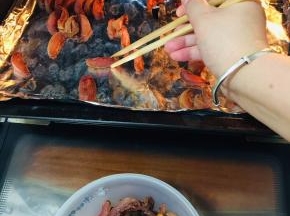 最后一个小时要随时观察水蜜桃在烤箱里的状态，看到烤的差不多了，表皮干吧了就先取出来，以免烤糊了！（水蜜桃不要烤的太干巴，外表干巴，里面有点软就可以了！这样做出来的果脯才酸甜可口又美味，不会发苦！）