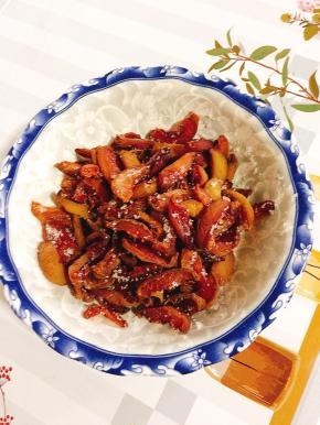 再放入两勺白糖或者糖粉拌匀即可！